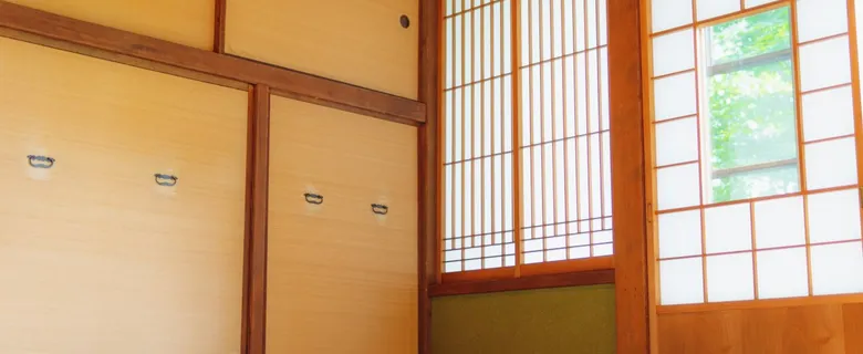 家具のない、障子と襖のある明るい和室